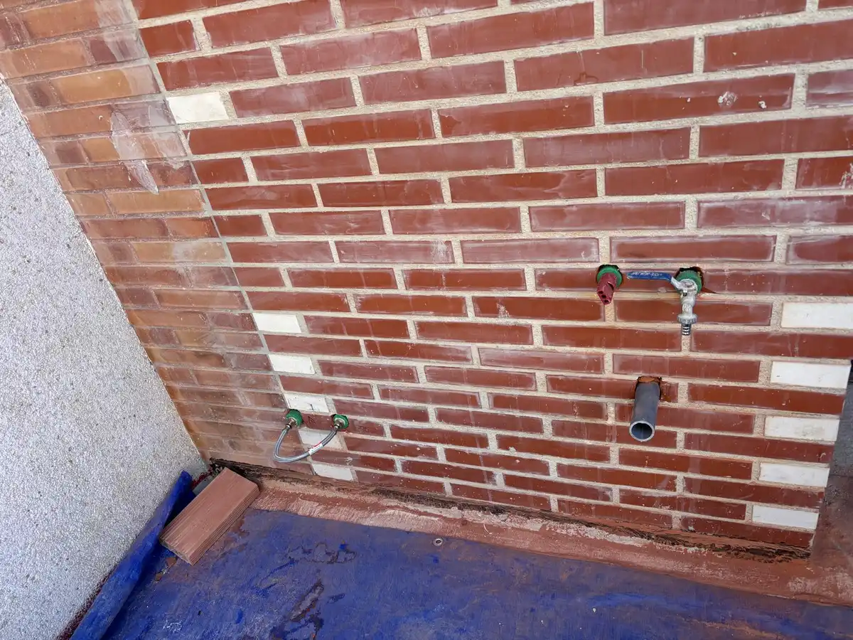 Grifo Exterior Pared Ladrillo